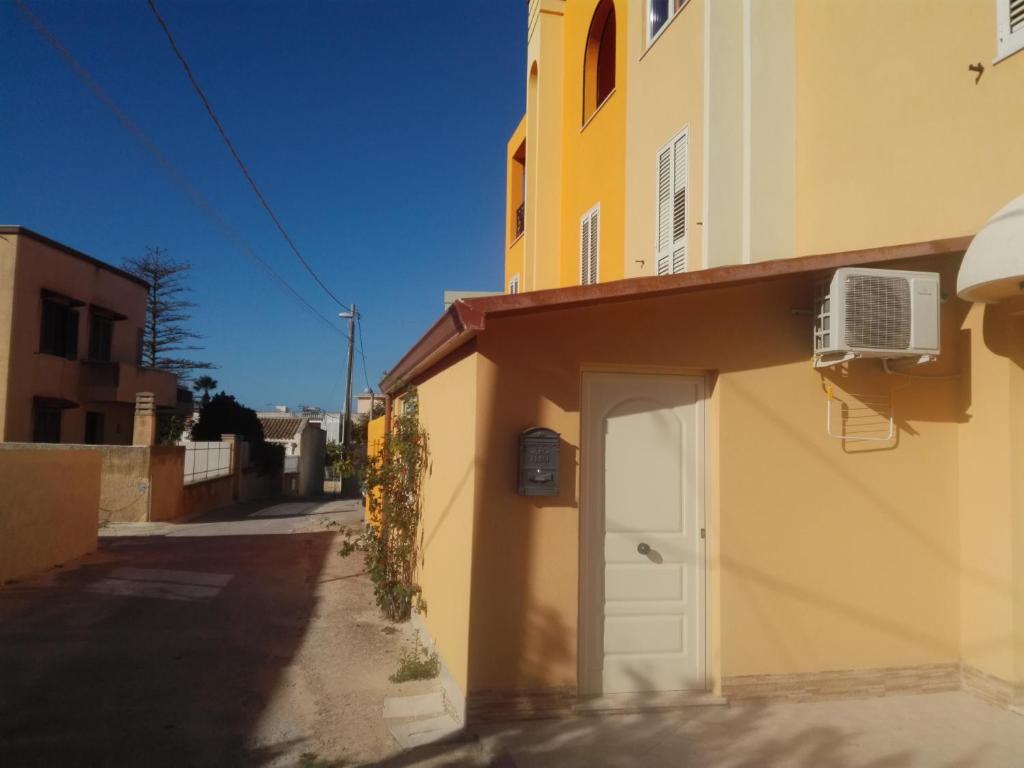 Full comfort flat west sicily room 1